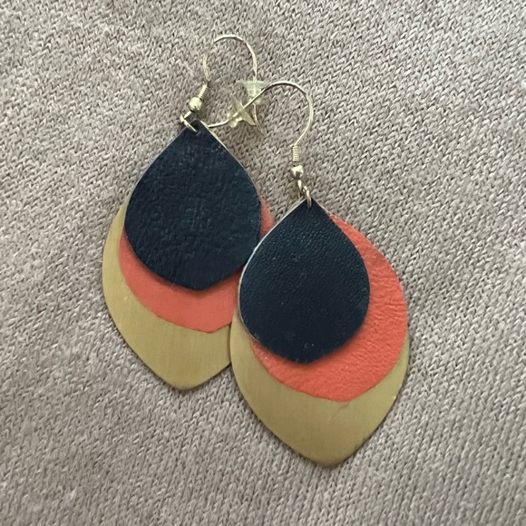 Brass and colorful leather earrings - Picture 2 of 3